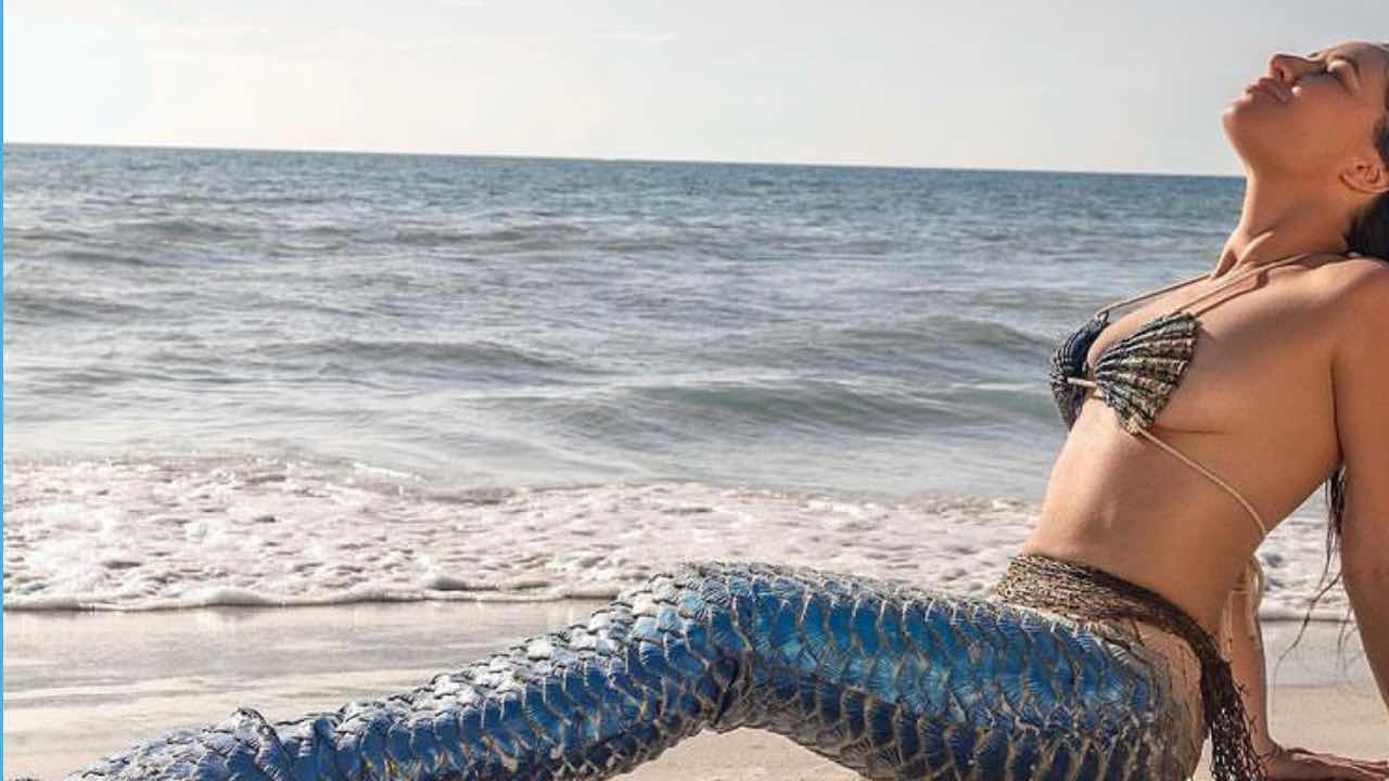 Vita da sirena: la storia di Emily Alexandra Guglielmo, oltre 8000 euro al mese grazie ad una coda di silicone