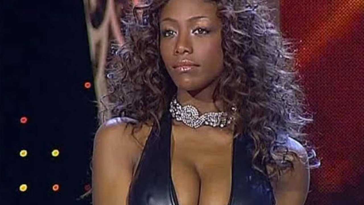 Ainett Stephens posa senza veli su OnlyFans: l’ex gatta nera fa impazzire i fan