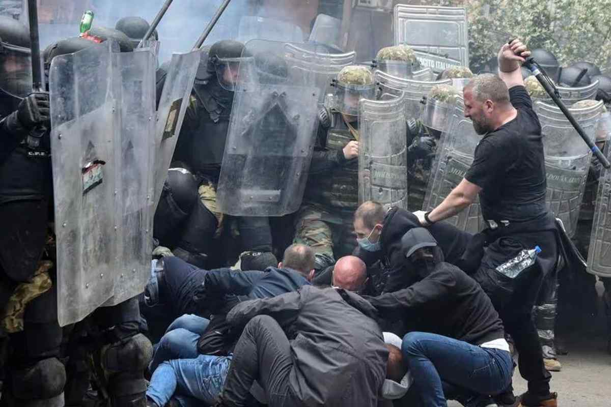 Cosa sta succedendo in Kosovo? Cos’è la KFOR? Gli italiani feriti sono 14: le dinamiche