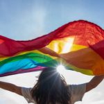 In Grecia sono stati legalizzati i matrimoni e le adozioni omosessuali.