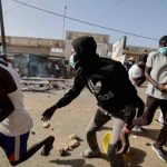 Scontri in piazza tra i manifestanti e la polizia in Senegal.