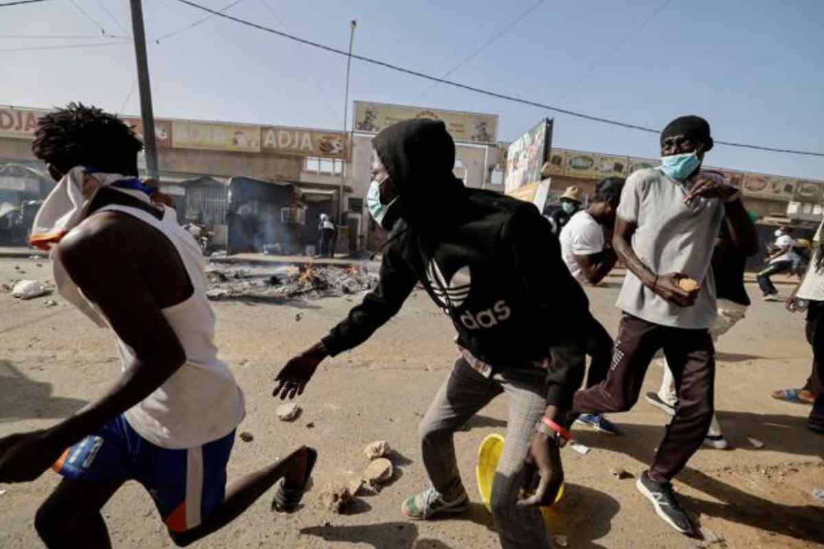 Scontri in piazza tra i manifestanti e la polizia in Senegal.