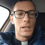 Don Ambrogio Mazzai, famoso su TikTok, è al centro delle polemiche.