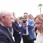 Meloni - De Luca: un saluto che scatena polemiche