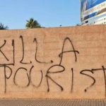 Proteste contro il sovraffollamento turistico, la nuova frontiera è “kill a tourist”: quali sono le zone più colpite?