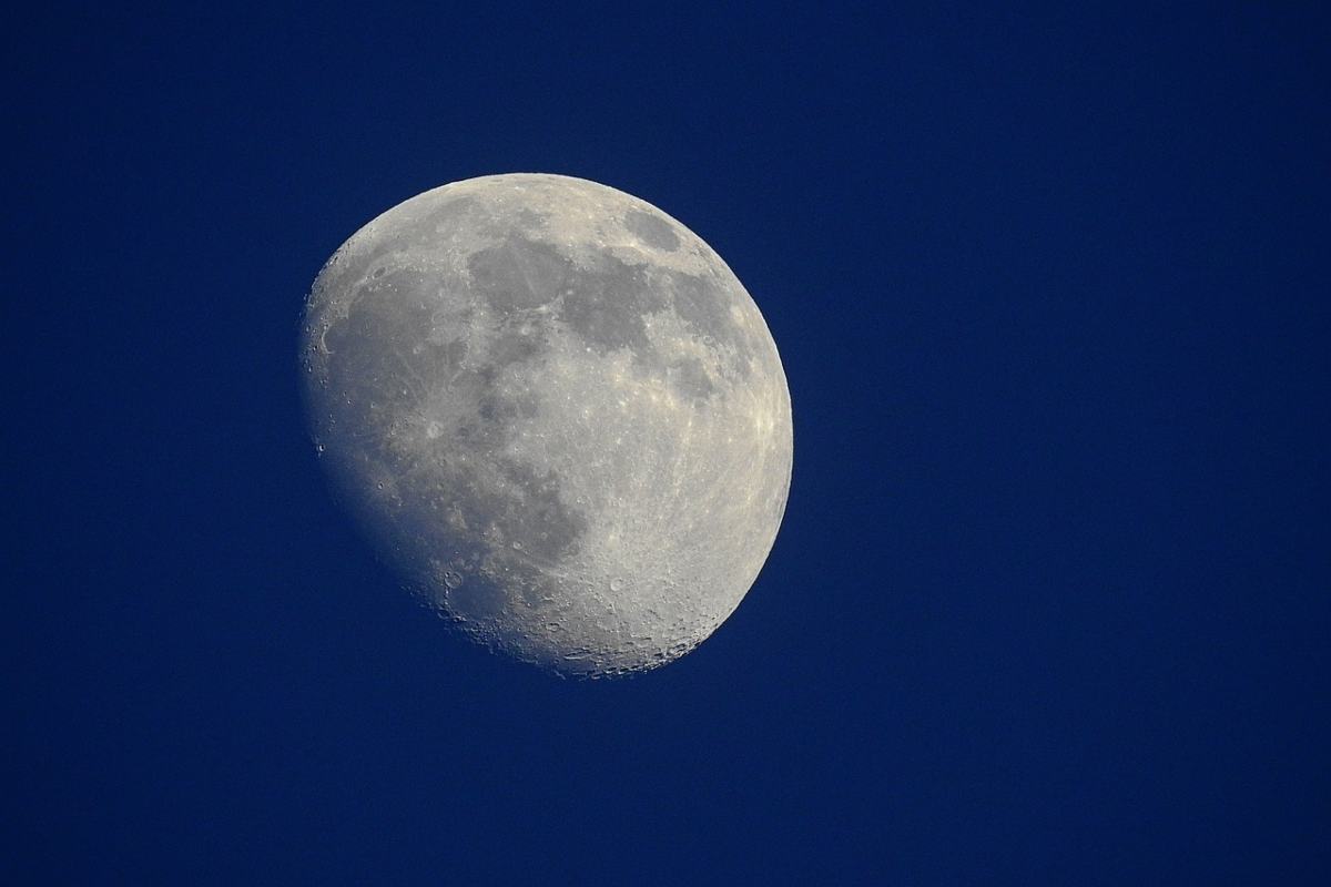 La Luna potrà ospitare la vita umana entro il 2050: come sarà la nostra “quotidianità” lunare?
