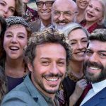 “A casa tutti bene”, in onda stasera alle 21.25 su Rai 1: location, trama e personaggi del film