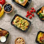 Quale sono gli orari migliori per consumare certi cibi e bevande: i benefici della tempistica alimentare