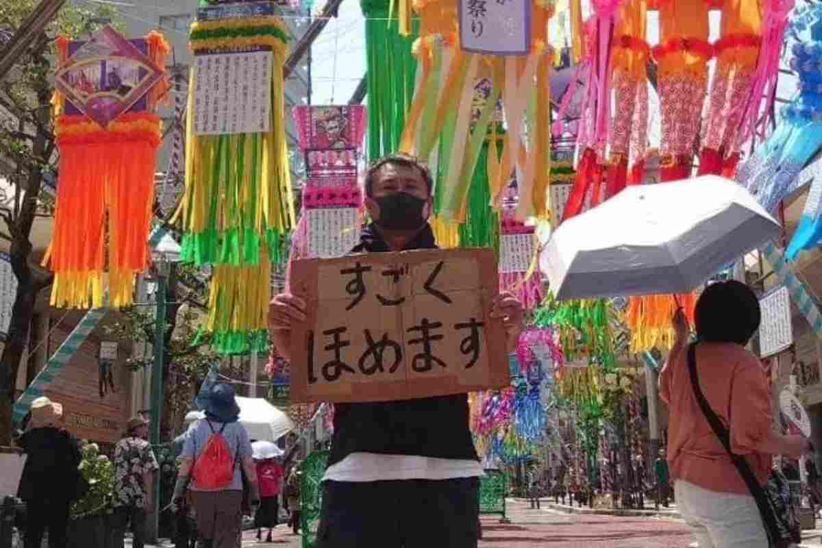 La storia dell’Uomo che loda, colui che offre complimenti e gentilezze in cambio di una moneta