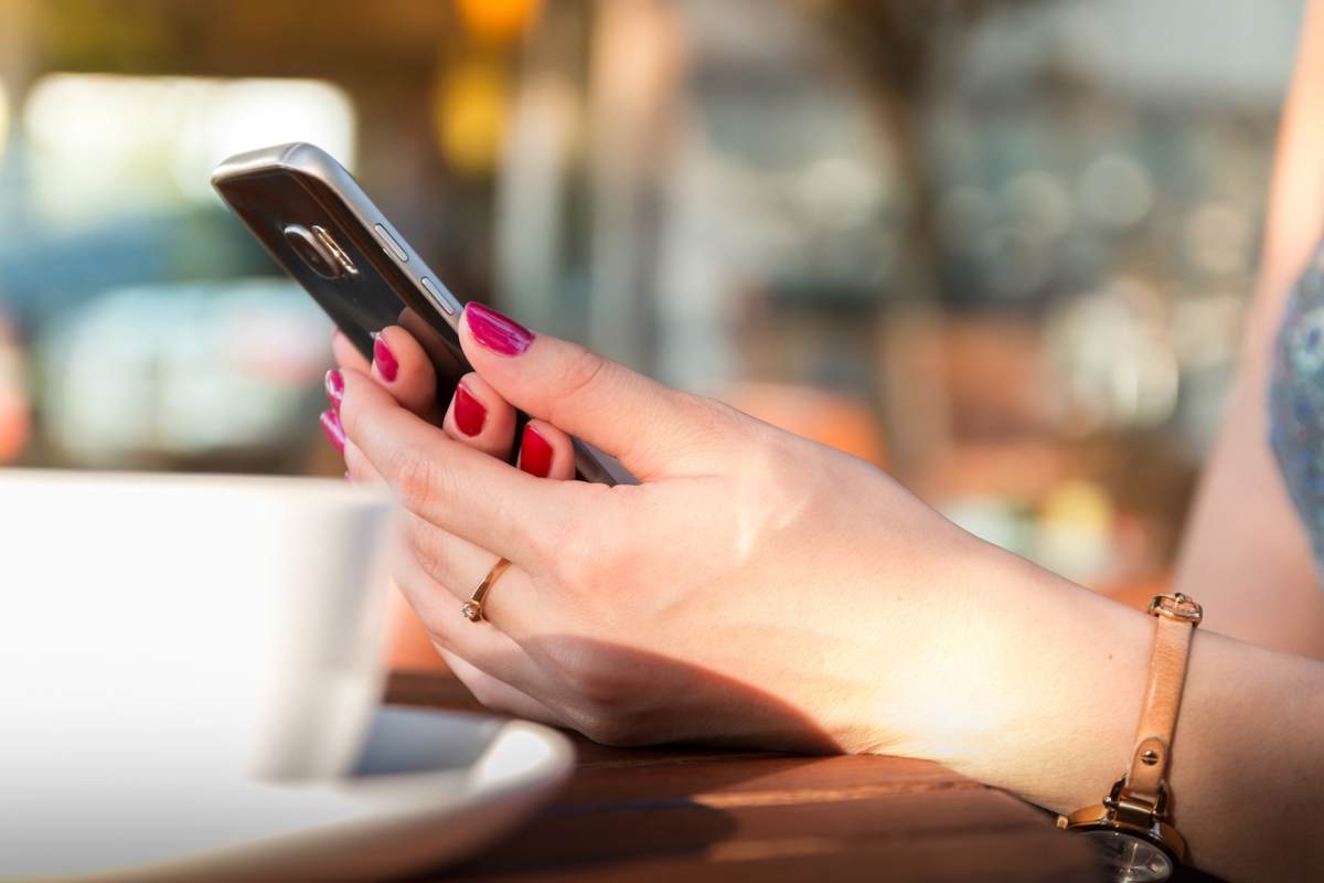 La diatriba tra Apple e Android sul piano sentimentale: davvero c’è chi non vorrebbe un partner senza iPhone?