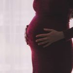 Stop all’utero in affitto in Italia: cosa cambia adesso e che multe si prevedono?