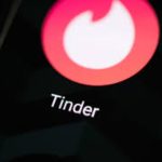 Tinder, come fare ad eliminare l’account definitivamente: gli step da seguire (da computer e da smartphone)