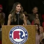Chi è Kristi Noem, la fedelissima di Trump scelta per la Sicurezza nazionale (con un passato inquietante)