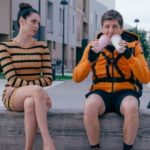 E noi come stronzi rimanemmo a guardare, la distopia sociale di Pif tra algoritmi e alienazione: trama, cast e curiosità