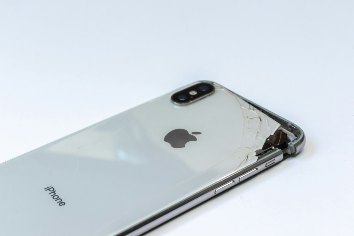 E-waste, che problema: sai come smaltire in sicurezza il tuo vecchio smartphone (o il computer che ormai non usi più)?