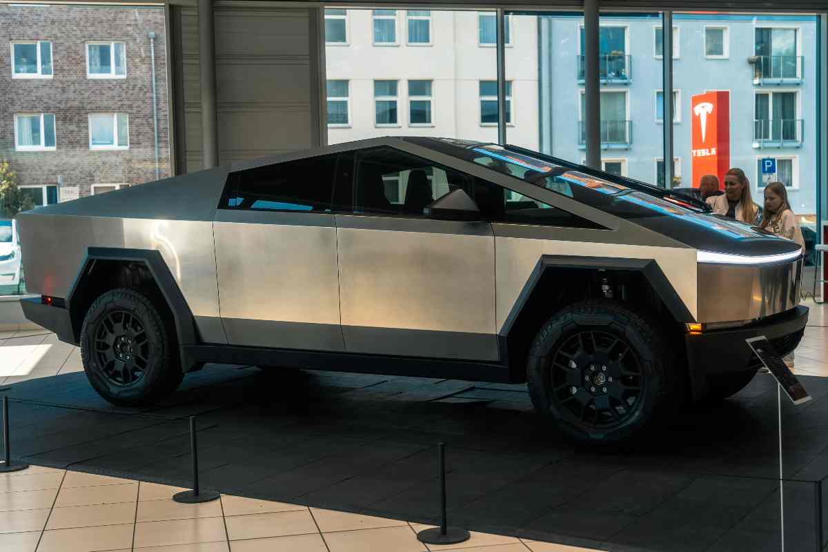 Perché il Tesla Cybertruck è stato richiamato per la settima volta in un solo anno?