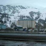 Whittier, Alaska: l’incredibile storia della cittadina sotto un unico tetto