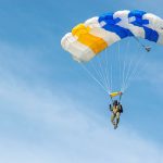 A 8000 metri di altezza col parapendio: sopravvive per miracolo ma adesso non potrà più volare