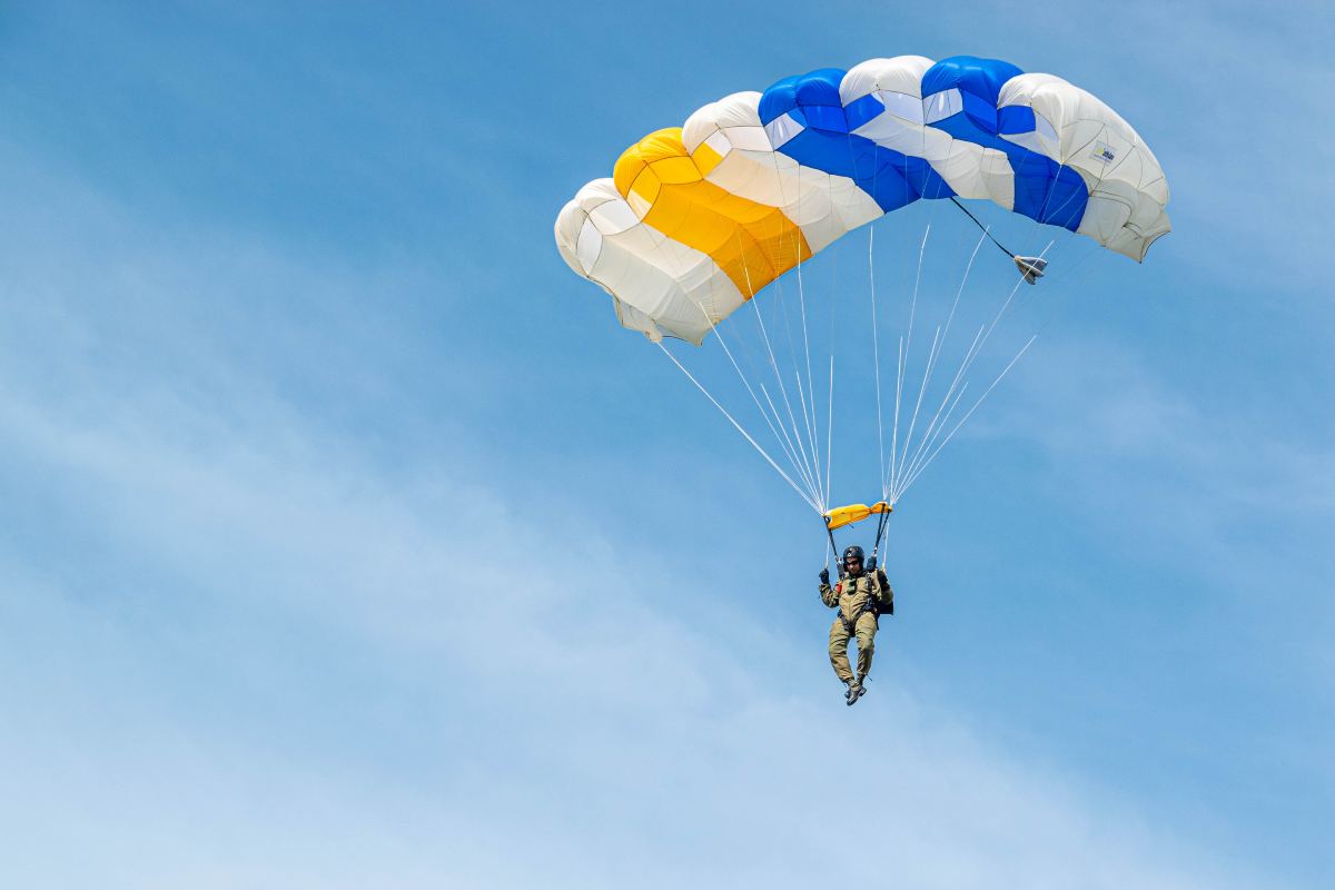 A 8000 metri di altezza col parapendio: sopravvive per miracolo ma adesso non potrà più volare