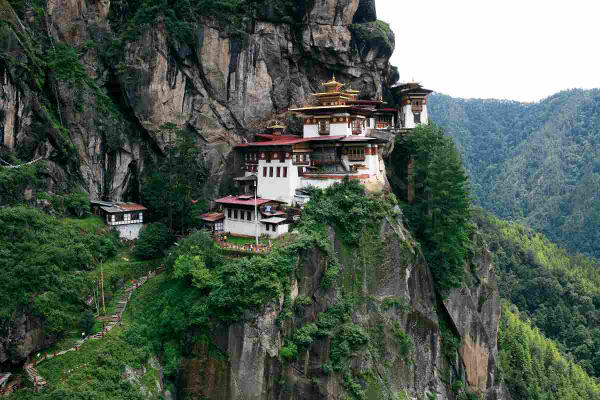 Bhutan, il Paese felice dove non puoi entrare se non paghi (e molto): così il regno protegge la sua serenità