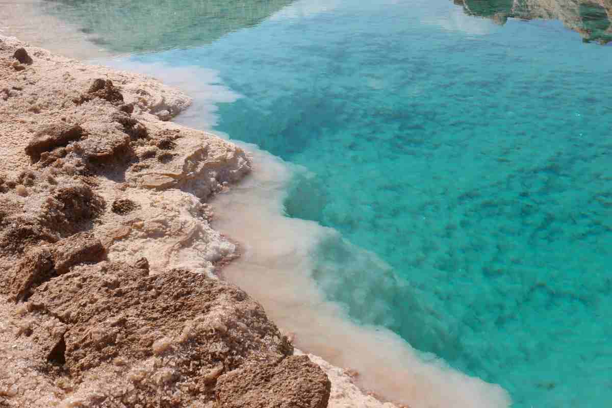L’incredibile acqua dell’Oasi di Siwa: salata come il Mar Morto, fa galleggiare chiunque