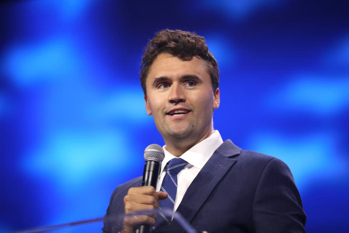 Assassinato dopo la maledizione di un magazine femminista: il caso Charlie Kirk e Jezebel