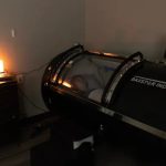 Il letto che promette l’immortalità: cos’è la teoria dei “med beds” (e perché è diventata il nuovo culto complottista)