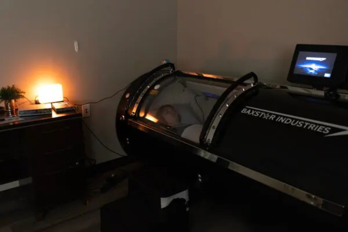 Il letto che promette l’immortalità: cos’è la teoria dei “med beds” (e perché è diventata il nuovo culto complottista)