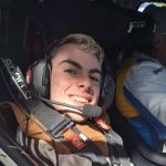 “Guida con i piedi”: la stimolante storia di Nicholas Deplano, il 24enne ligure nato senza braccia che ha conquistato la patente