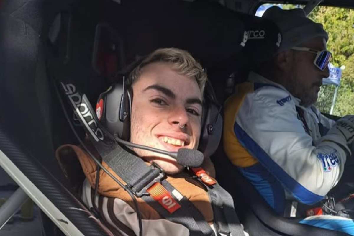 “Guida con i piedi”: la stimolante storia di Nicholas Deplano, il 24enne ligure nato senza braccia che ha conquistato la patente