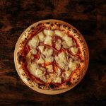 La storia di Sam Panopoulos, l’autore della pizza hawaiana (no, non è un italiano)
