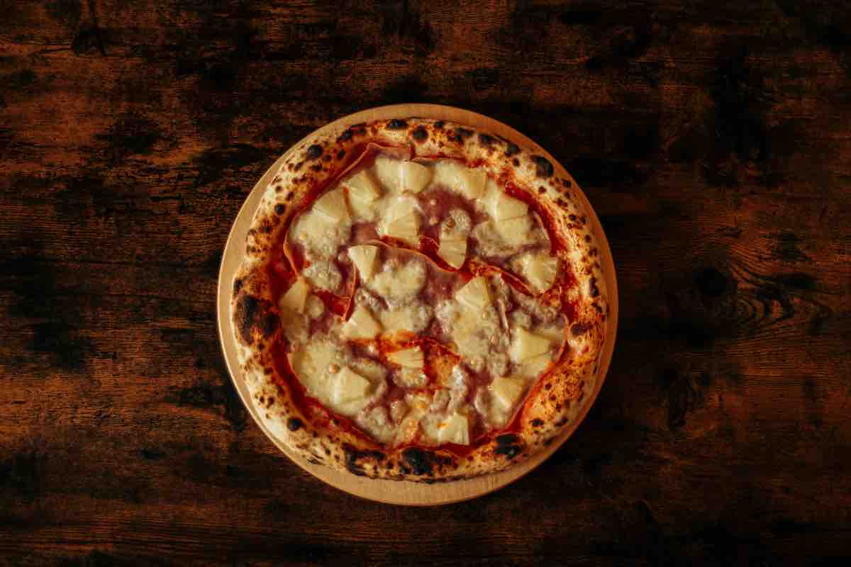 La storia di Sam Panopoulos, l’autore della pizza hawaiana (no, non è un italiano)