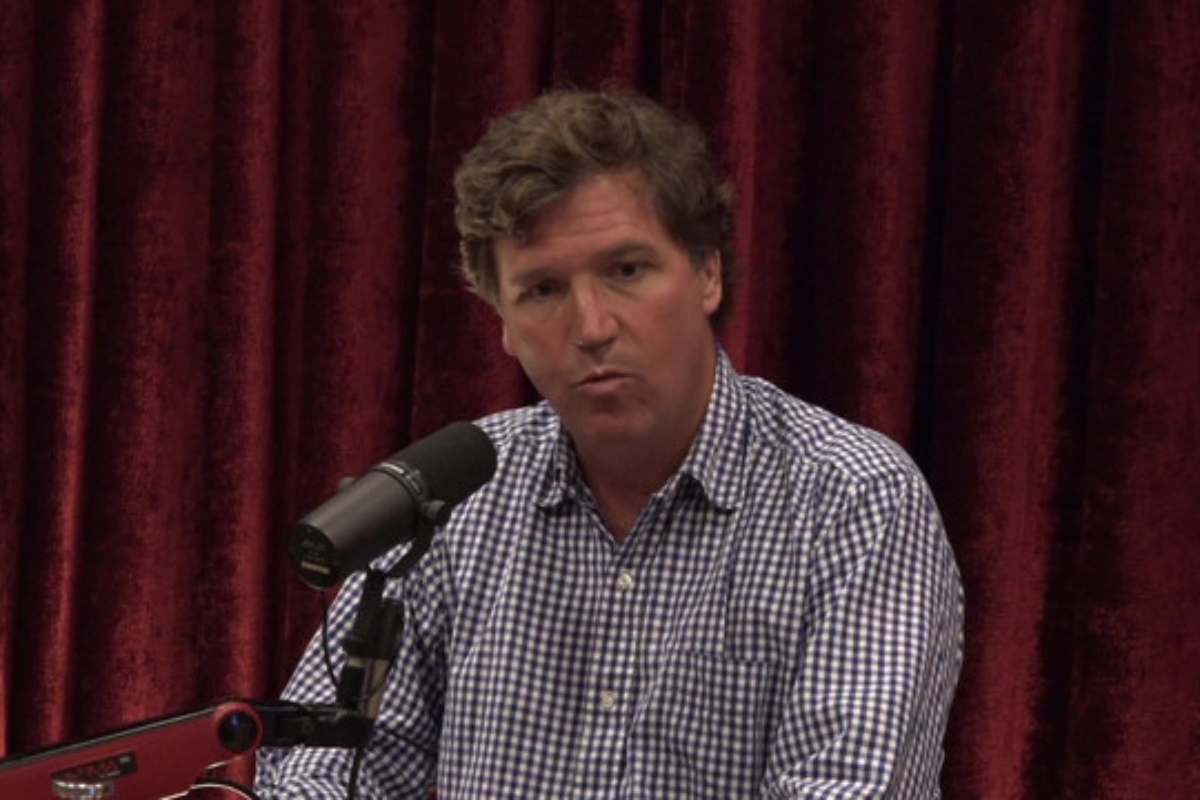 Chi è Tucker Carlson, conservatore e podcaster che sta spaccando in due la destra americana