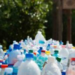 Feci nell’acqua in bottiglia Nestlé? Influencer arrestati dopo la loro analisi chimica