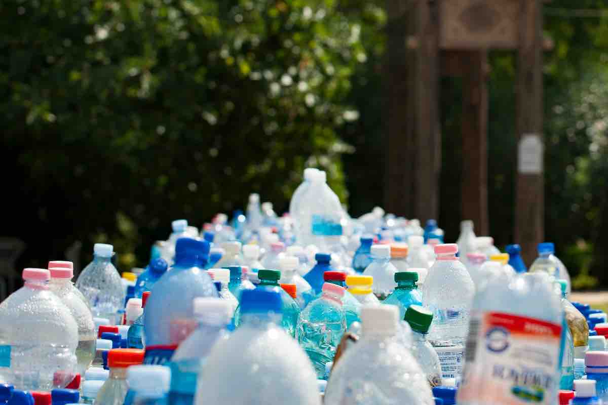 Feci nell’acqua in bottiglia Nestlé? Influencer arrestati dopo la loro analisi chimica