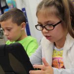 I bambini sono sempre meno pronti per affrontare la scuola: perché la colpa è (in parte) dei tablet