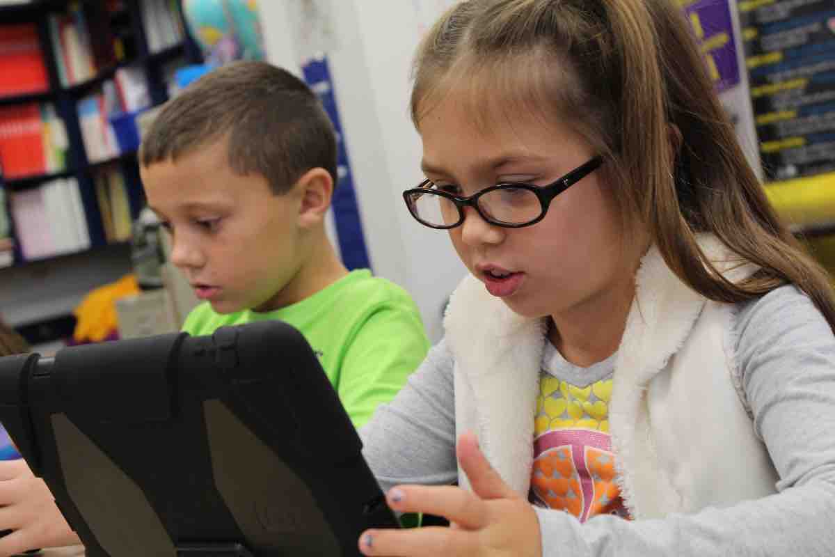 I bambini sono sempre meno pronti per affrontare la scuola: perché la colpa è (in parte) dei tablet