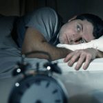 È vero che dormire male ci rende più propensi a credere ai complotti?