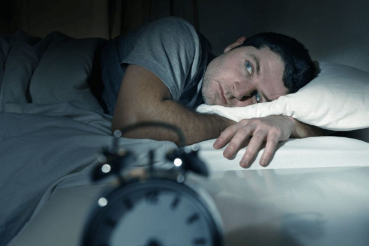 È vero che dormire male ci rende più propensi a credere ai complotti?